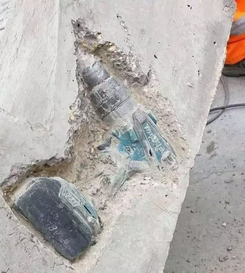 benda nyeleneh di tiang bangunan © 2021 instagram.com