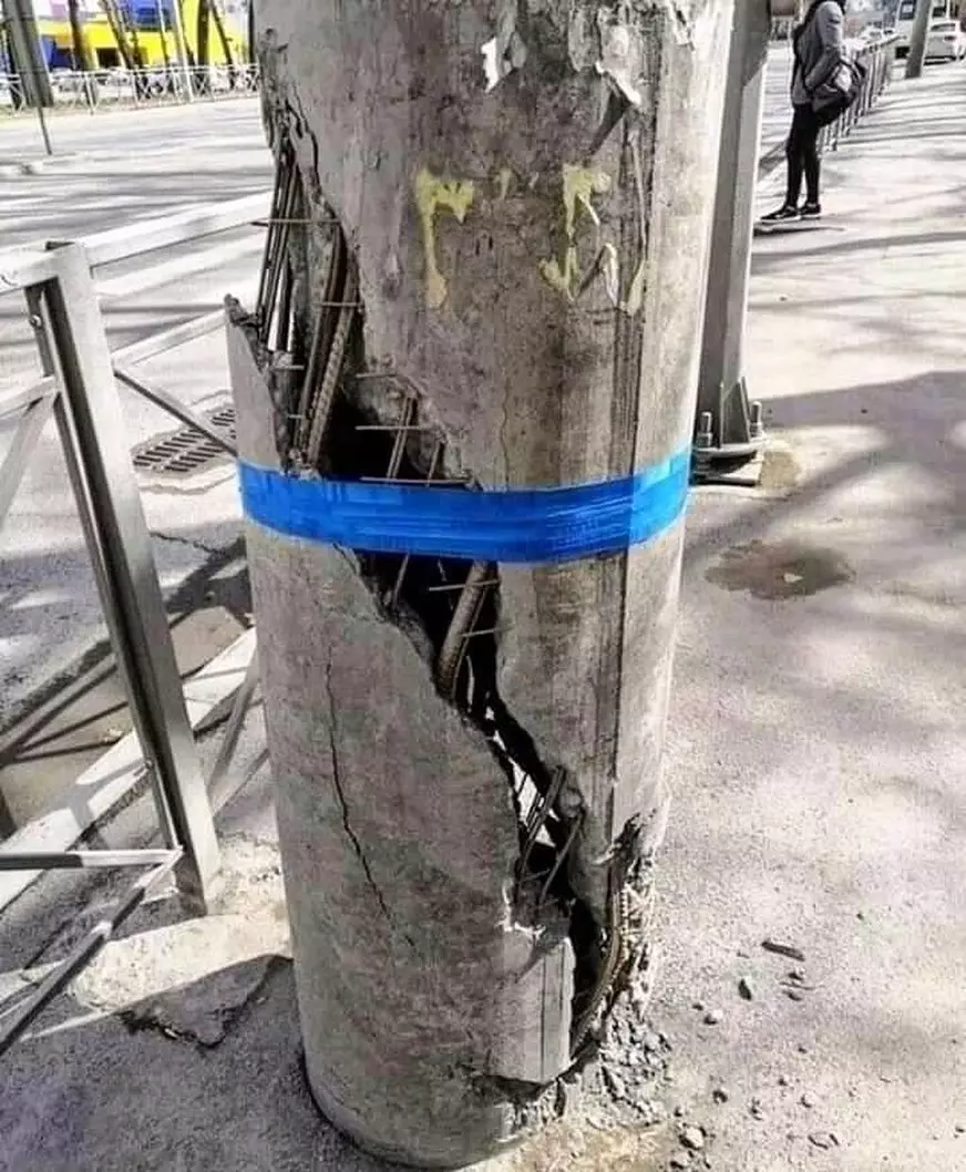 benda nyeleneh di tiang bangunan © 2021 instagram.com