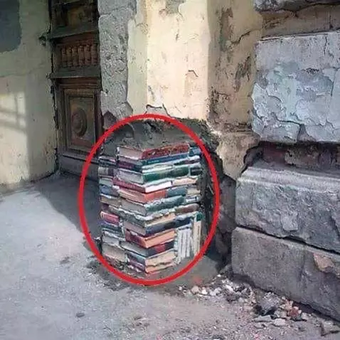 benda nyeleneh di tiang bangunan © 2021 instagram.com