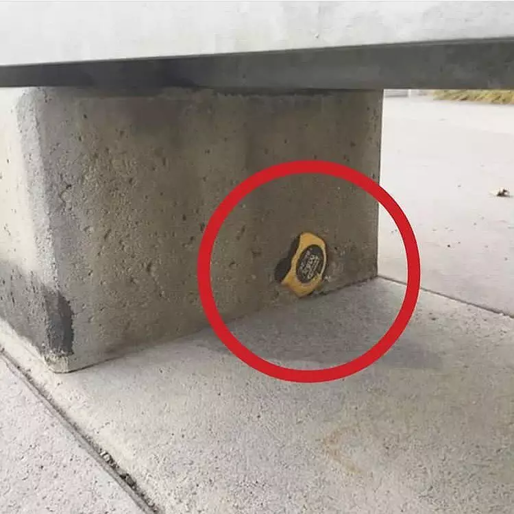 benda nyeleneh di tiang bangunan © 2021 instagram.com