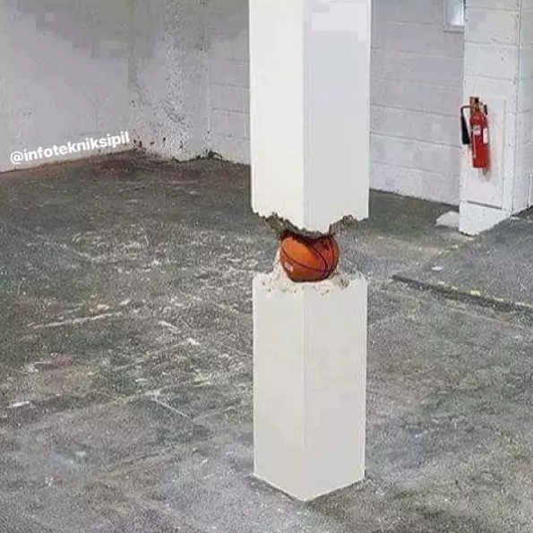 benda nyeleneh di tiang bangunan © 2021 instagram.com