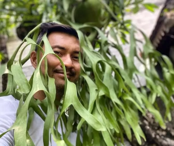 Potret Anjasmara pose dengan tanaman © Instagram/@anjasmara Potret Anjasmara pose dengan tanaman © Instagram/@anjasmara