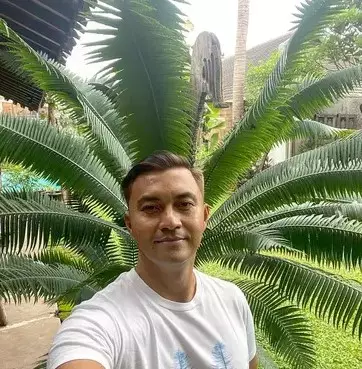 Potret Anjasmara pose dengan tanaman © Instagram/@anjasmara Potret Anjasmara pose dengan tanaman © Instagram/@anjasmara