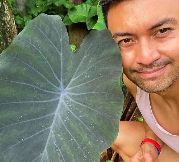 Potret Anjasmara pose dengan tanaman © Instagram/@anjasmara Potret Anjasmara pose dengan tanaman © Instagram/@anjasmara