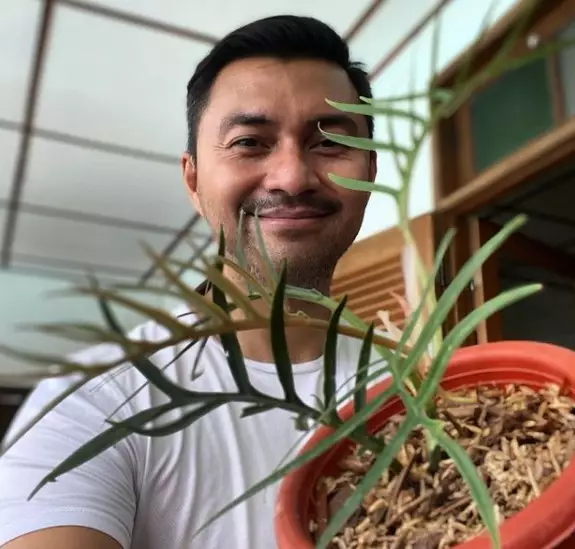 Potret Anjasmara pose dengan tanaman © Instagram/@anjasmara Potret Anjasmara pose dengan tanaman © Instagram/@anjasmara