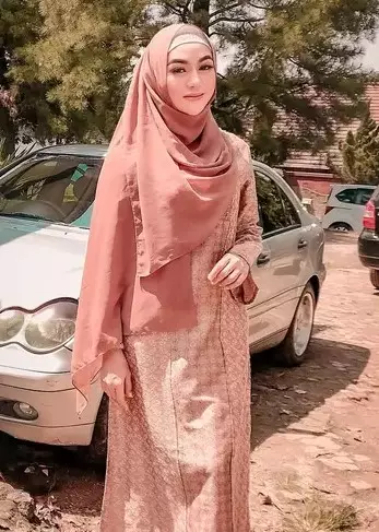 Potret Sania Velova tampil berhijab © Instagram/@saniavelova