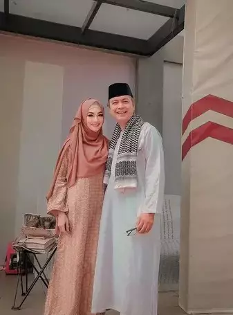 Potret Sania Velova tampil berhijab © Instagram/@saniavelova