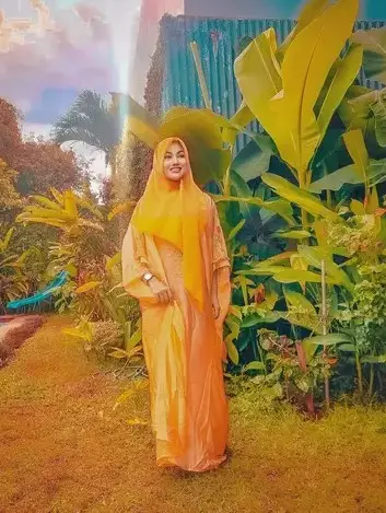 Potret Sania Velova tampil berhijab © Instagram/@saniavelova