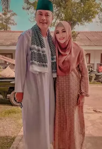 Potret Sania Velova tampil berhijab © Instagram/@saniavelova