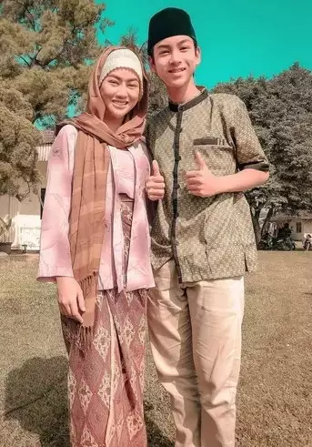 Potret Sania Velova tampil berhijab © Instagram/@saniavelova