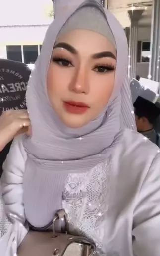 Potret Sania Velova tampil berhijab © Instagram/@saniavelova