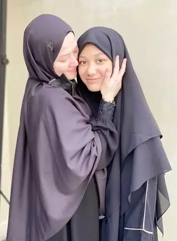 Momen Lyra Virna antar anak masuk pondok pesantren © Instagram/@lyravirna Momen Lyra Virna antar anak masuk pondok pesantren © Instagram/@lyravirna