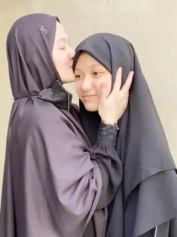 Momen Lyra Virna antar anak masuk pondok pesantren © Instagram/@lyravirna Momen Lyra Virna antar anak masuk pondok pesantren © Instagram/@lyravirna