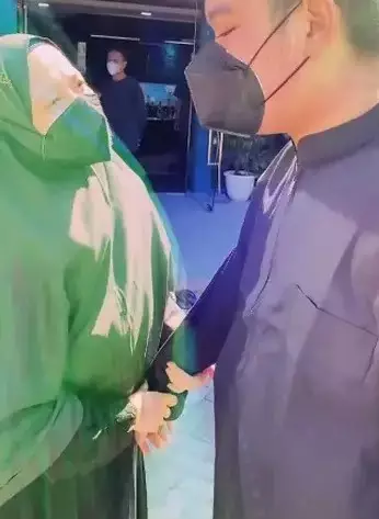 Momen Lyra Virna antar anak masuk pondok pesantren © Instagram/@lyravirna Momen Lyra Virna antar anak masuk pondok pesantren © Instagram/@lyravirna