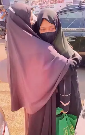 Momen Lyra Virna antar anak masuk pondok pesantren © Instagram/@lyravirna Momen Lyra Virna antar anak masuk pondok pesantren © Instagram/@lyravirna