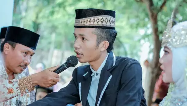 Viral pria di Lombok nikahi dua wanita sekaligus © Facebook/Doyok Potret Viral pria di Lombok nikahi dua wanita sekaligus © Facebook/Doyok Potret