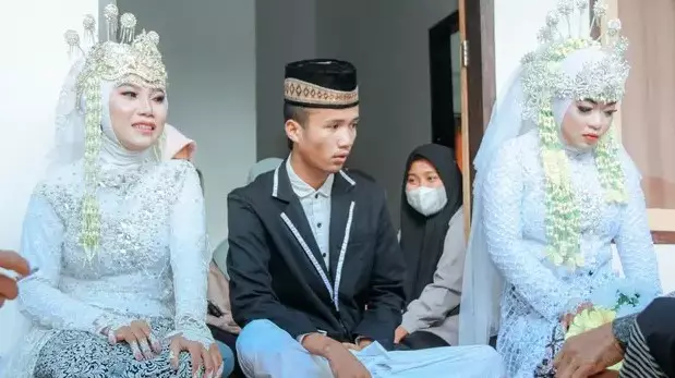 Viral pria di Lombok nikahi dua wanita sekaligus © Facebook/Doyok Potret Viral pria di Lombok nikahi dua wanita sekaligus © Facebook/Doyok Potret