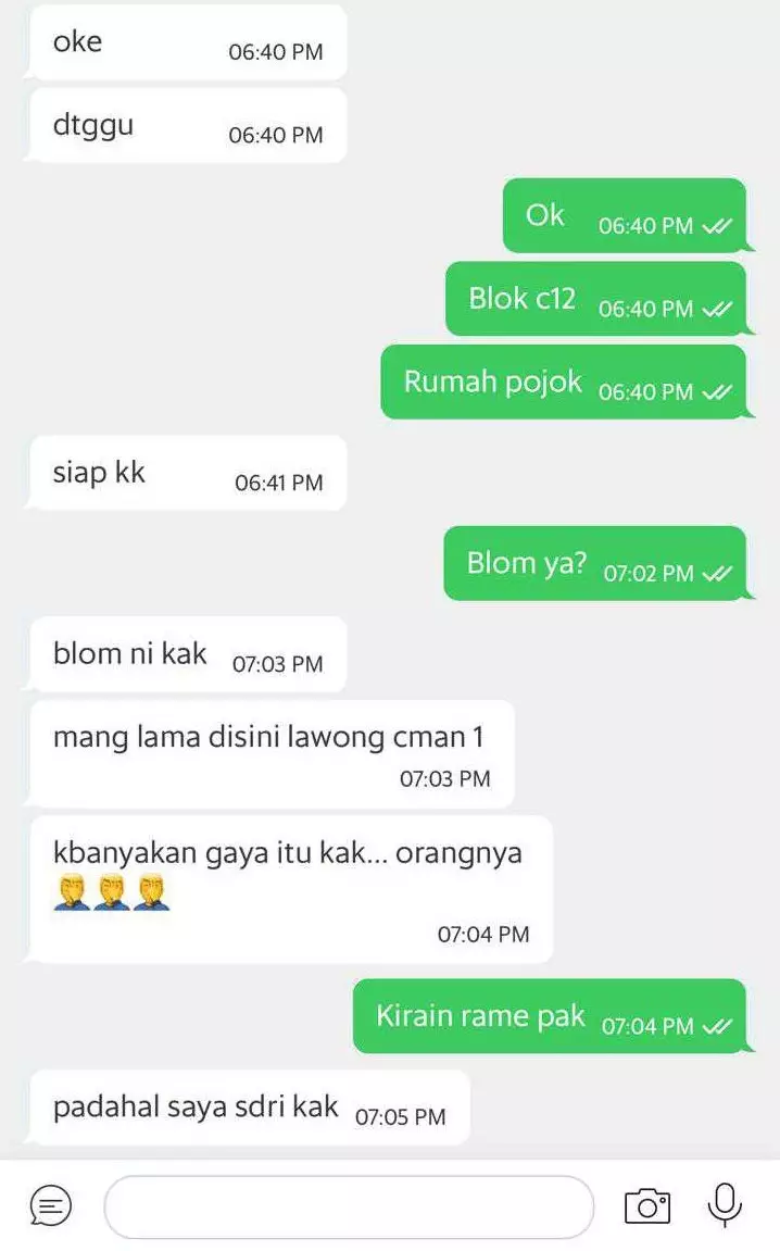 Chat pesan makanan via online © berbagai sumber