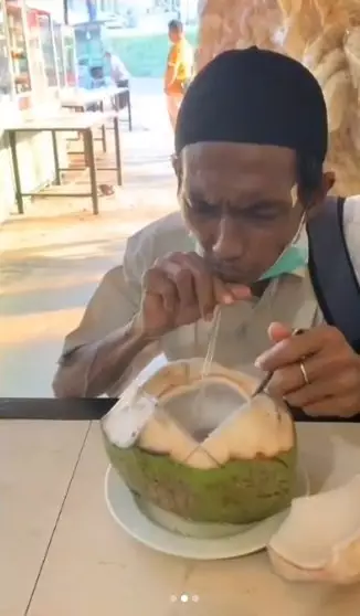 Wanita bantu bapak tua kelaparan © Instagram/@viralselebriti