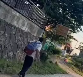 Wanita bantu bapak tua kelaparan © Instagram/@viralselebriti