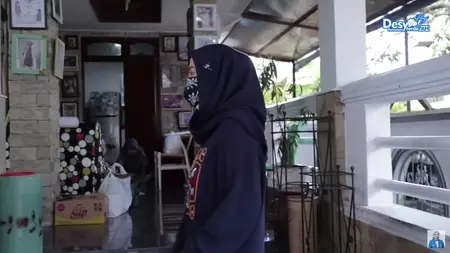 Potret rumah masa kecil Desy Ratnasari © YouTube/Desy Ratnasari Potret rumah masa kecil Desy Ratnasari © YouTube/Desy Ratnasari