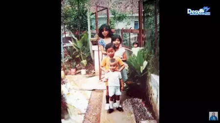 Potret rumah masa kecil Desy Ratnasari © YouTube/Desy Ratnasari Potret rumah masa kecil Desy Ratnasari © YouTube/Desy Ratnasari