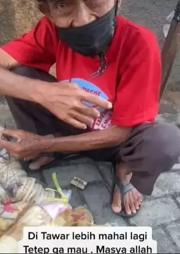 Kisah kakek penjual krupuk © TikTok/@alejenes