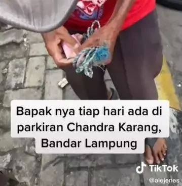 Kisah kakek penjual krupuk © TikTok/@alejenes