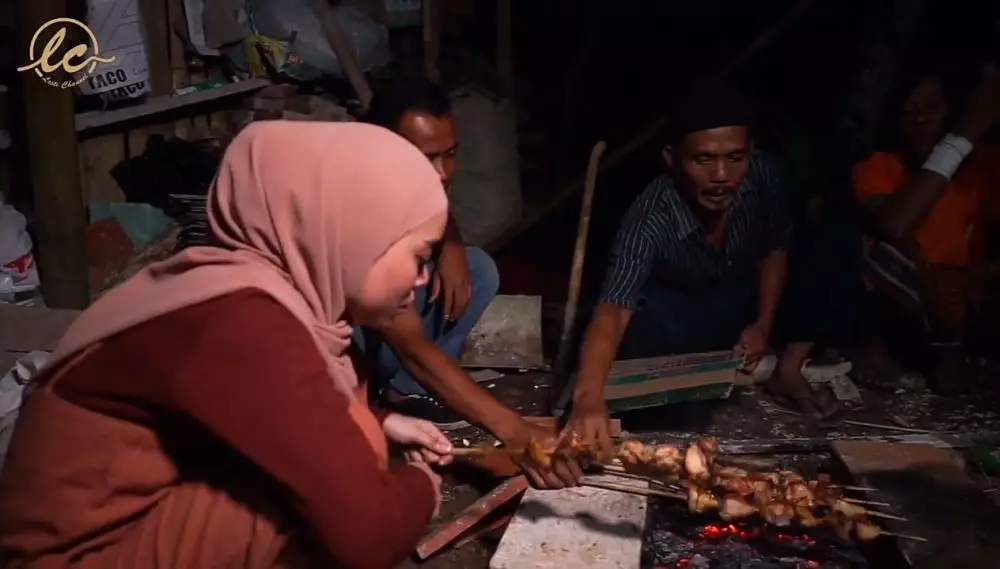 Aktivitas Lesty Kejora di kampung halaman © 2021 brilio.net YouTube Aktivitas Lesty Kejora di kampung halaman © 2021 brilio.net YouTube
