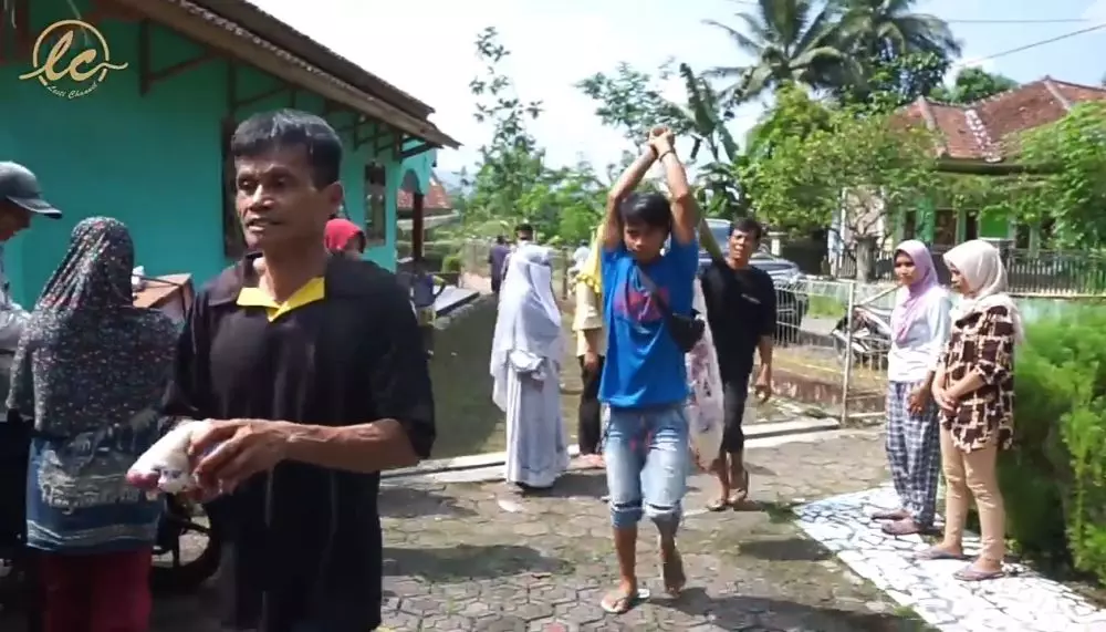 Aktivitas Lesty Kejora di kampung halaman © 2021 brilio.net YouTube Aktivitas Lesty Kejora di kampung halaman © 2021 brilio.net YouTube