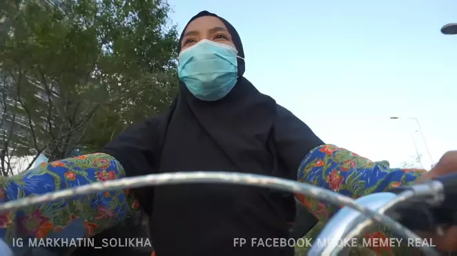 TKW Hong Kong ini ungkap tarif parkirnya © YouTube/Mboke Memey TKW Hong Kong ini ungkap tarif parkirnya © YouTube/Mboke Memey