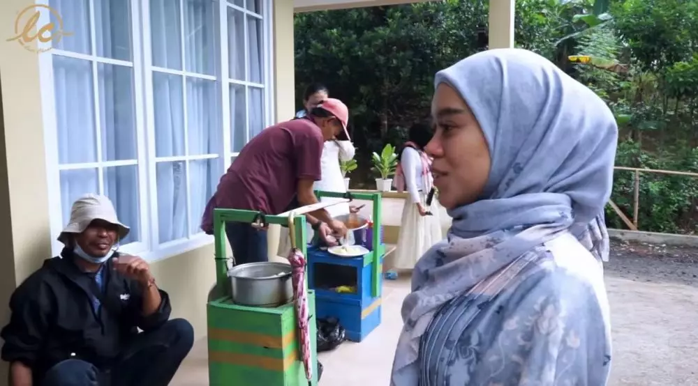 Lesty borong jajanan © YouTube Lesty borong jajanan © YouTube