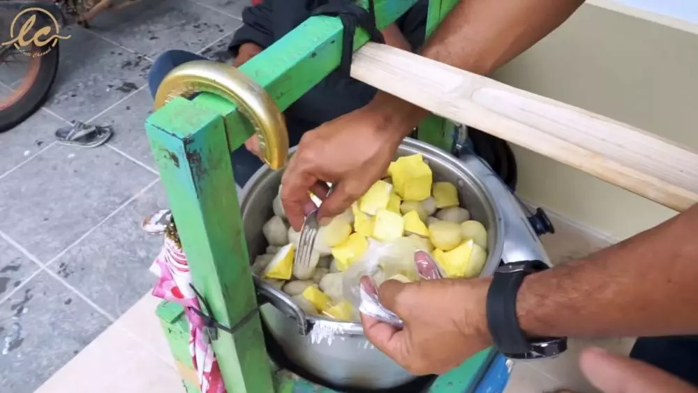 Lesty borong jajanan © YouTube Lesty borong jajanan © YouTube