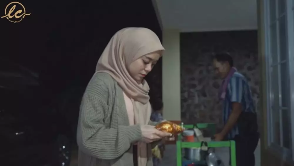 Lesty borong jajanan © YouTube Lesty borong jajanan © YouTube