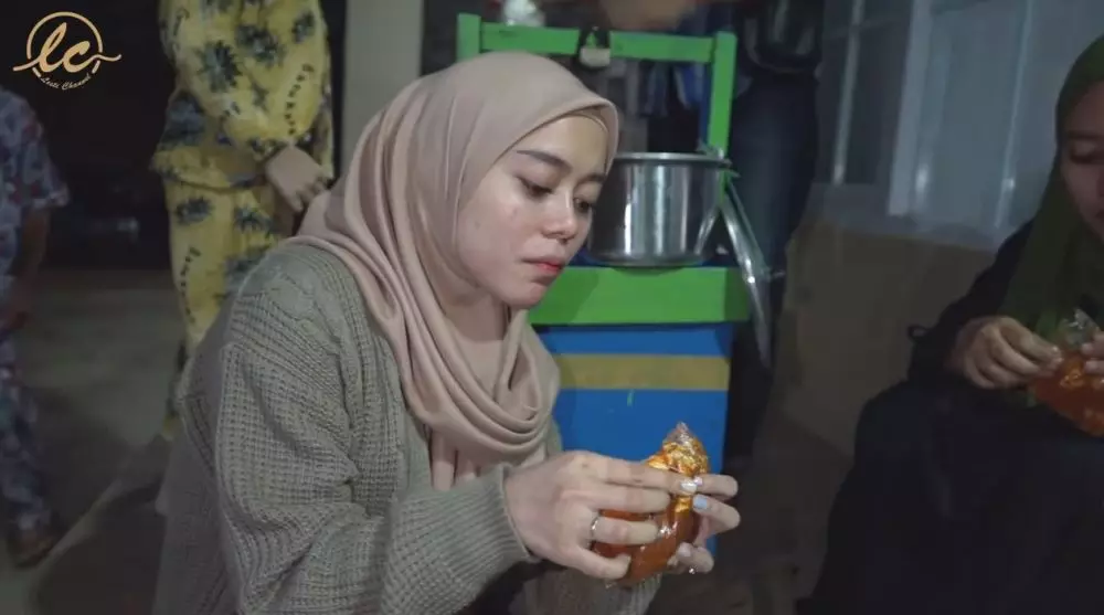 Lesty borong jajanan © YouTube Lesty borong jajanan © YouTube