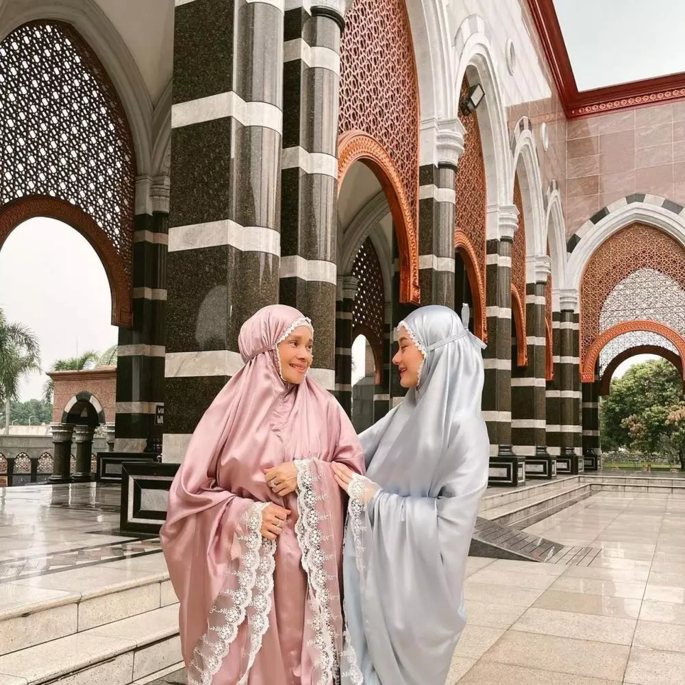 kebersamaan dinda hauw dan ibunda © instagram kebersamaan dinda hauw dan ibunda © instagram