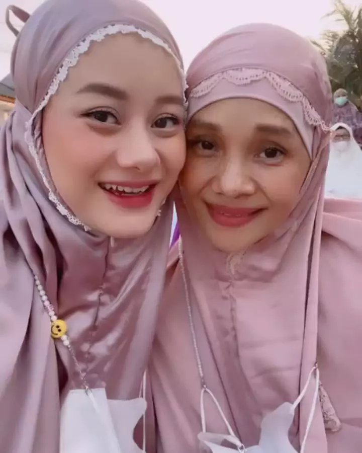 kebersamaan dinda hauw dan ibunda © instagram kebersamaan dinda hauw dan ibunda © instagram