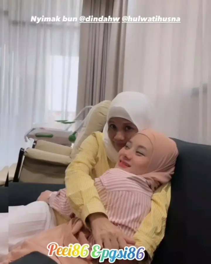 kebersamaan dinda hauw dan ibunda © instagram kebersamaan dinda hauw dan ibunda © instagram