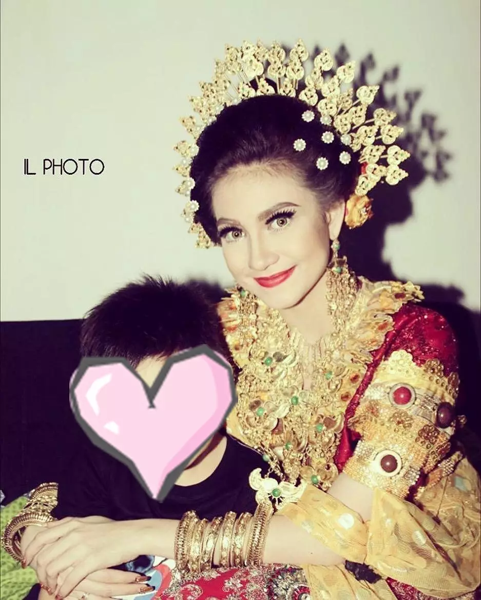 seleb pakai baju adat Bugis berbagai sumber