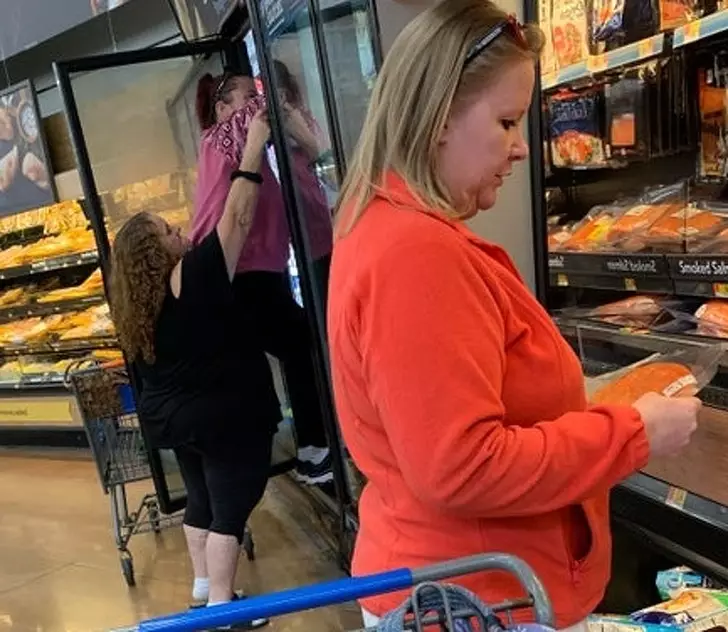 Kelakuan cewek kurang kerjaan © berbagai sumber