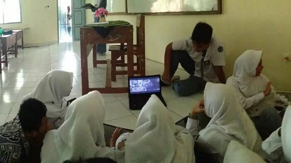 Kelakuan cewek kurang kerjaan © berbagai sumber