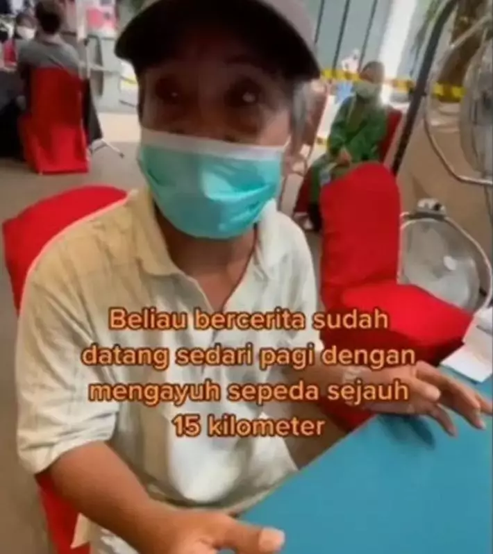 kakek naik sepeda vaksin dapat motor © TikTok kakek naik sepeda vaksin dapat motor © TikTok