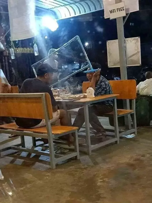 jaga jarak di tempat makan © 2021 berbagai sumber