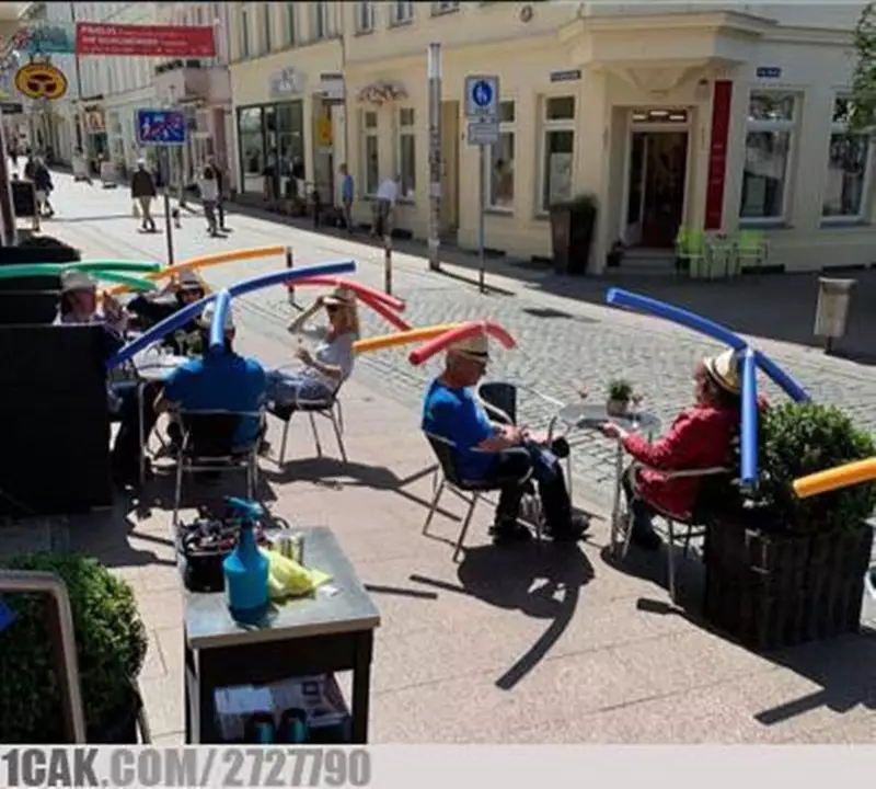 jaga jarak di tempat makan © 2021 berbagai sumber