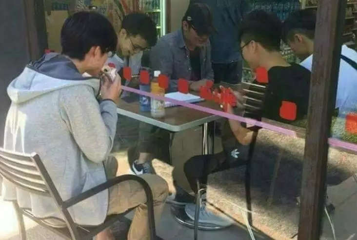 jaga jarak di tempat makan © 2021 berbagai sumber