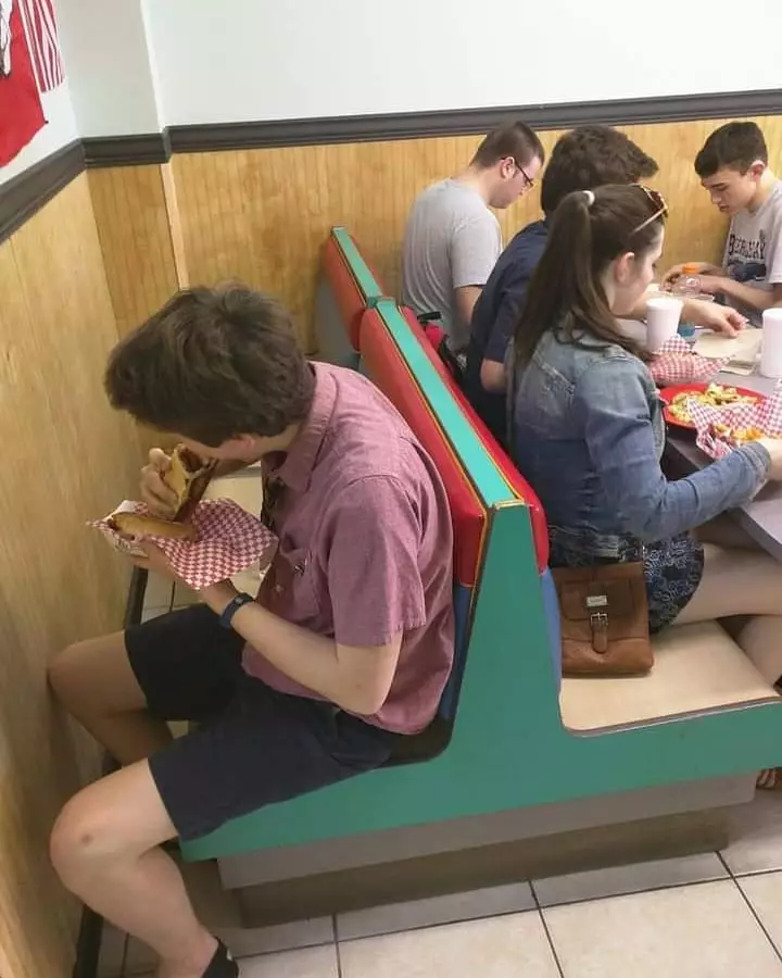 jaga jarak di tempat makan © 2021 berbagai sumber