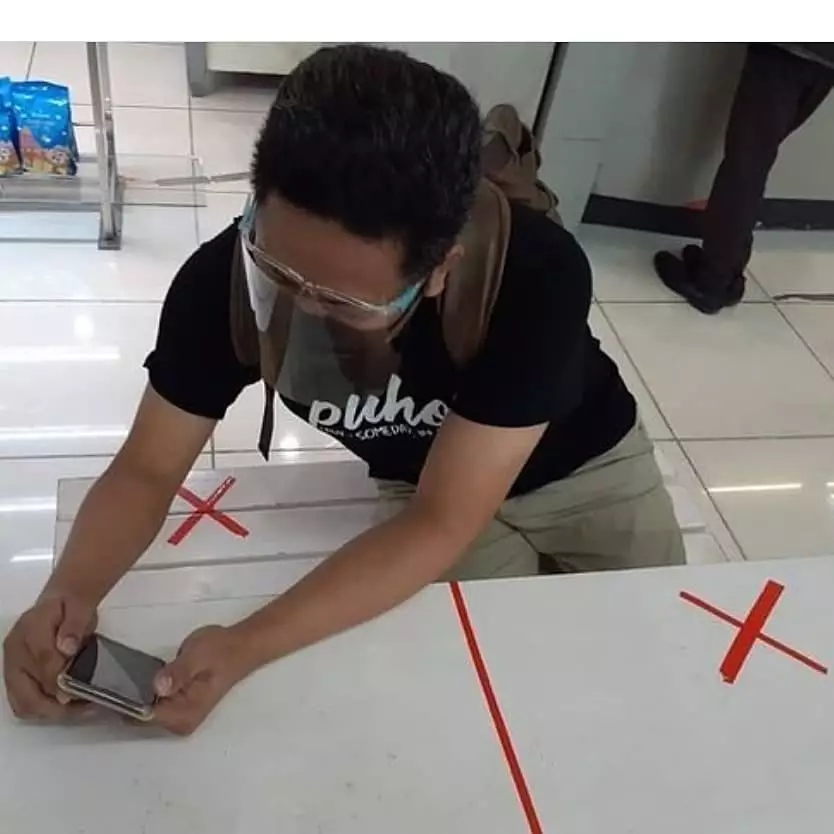 jaga jarak di tempat makan © 2021 berbagai sumber