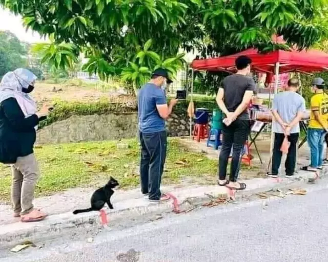 jaga jarak di tempat makan © 2021 berbagai sumber