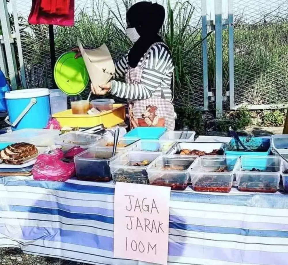 jaga jarak di tempat makan © 2021 berbagai sumber