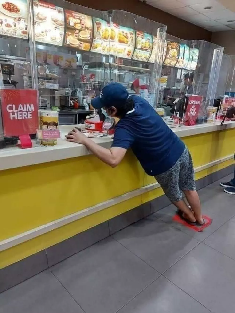 jaga jarak di tempat makan © 2021 berbagai sumber